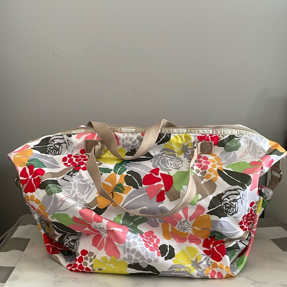 NWOT LeSportsac extra-large weekend bag.